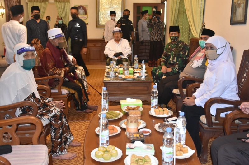Gubernur Jatim Berikan Bantuan APD dan Alat Preventif untuk Ponpes Lirboyo dan Al-Falah