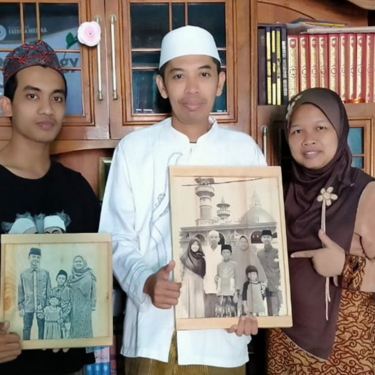 Kreatif, Santri Mambaul Ihsan Banyuurip Ujungpangkah Gresik Ciptakan Karya Seni Lukis Berbahan Kayu