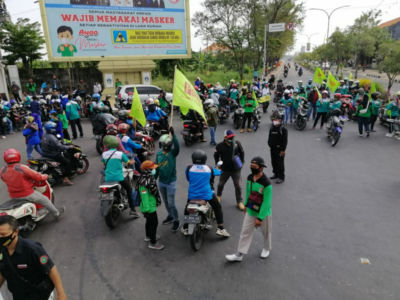 Unjuk Rasa Tolak Omnibus Law, Massa Buruh di Gresik Padati Halaman Pemkab