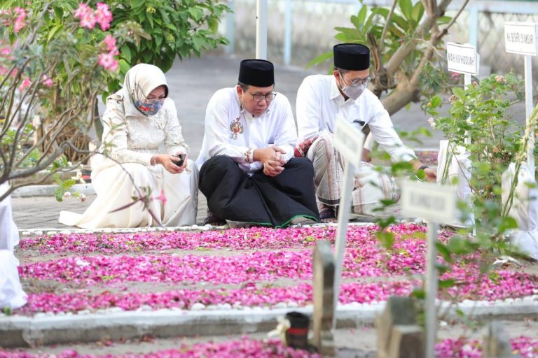 Mendes Halim Salat Id di Pesantren Mamba'ul Ma'arif Jombang