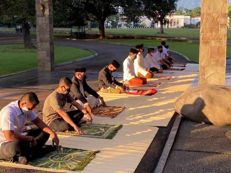 Presiden Salat Iduladha di Halaman Wisma Bayurini