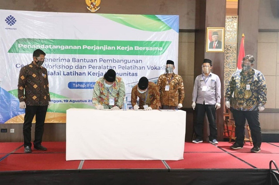 Menaker Ida Fauziyah Tandatangani Kerjasama Pembangunan BLK Komunitas di Purbalingga