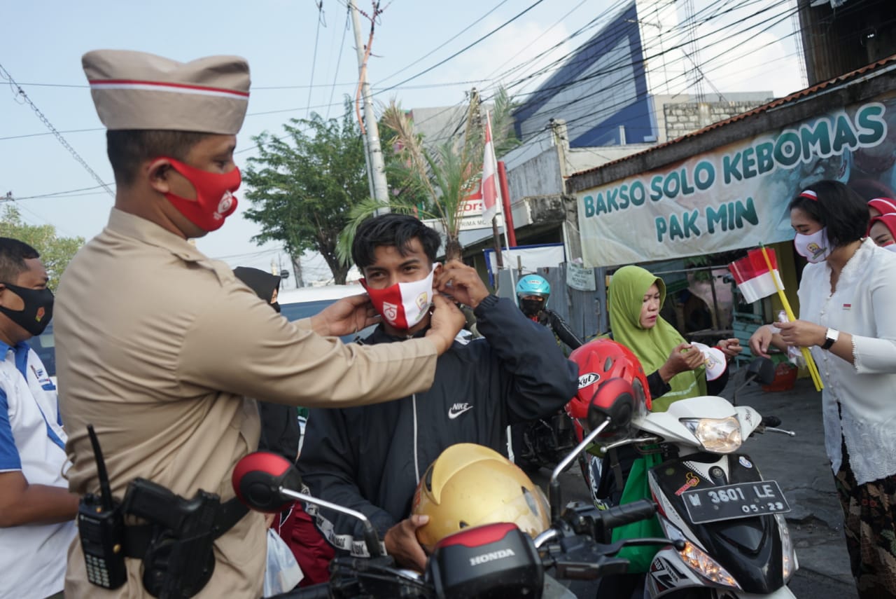 Pakai Baju Pejuang Kemerdekaan, Satlantas Polres Gresik Bagikan Masker