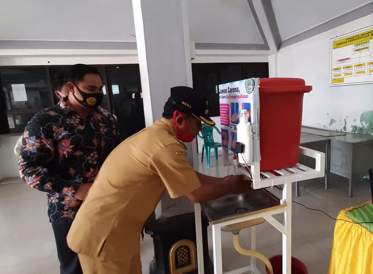 Prodi Teknik Elektro UQ Bantu Alat Pencuci Tangan Otomatis untuk Warga Desa Karangagung Lamongan