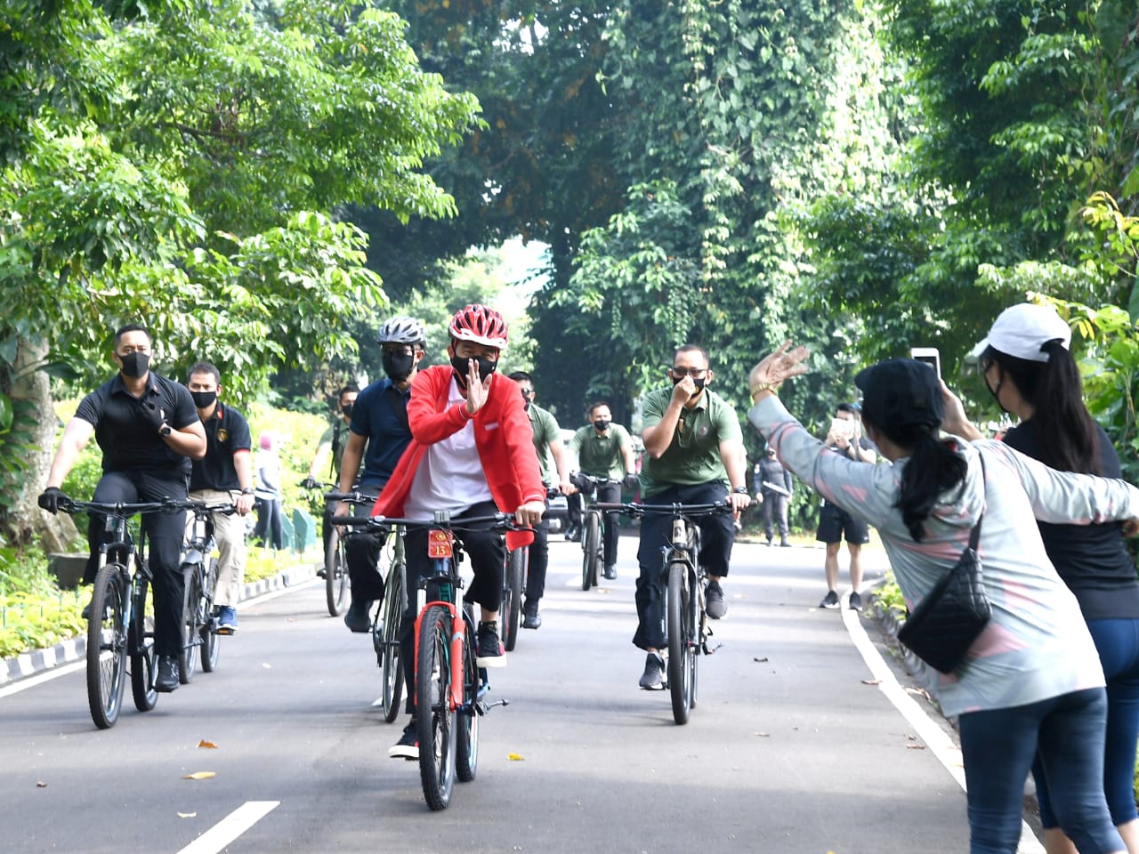 Presiden Jokowi Bersepeda dan Bagikan Masker di Kebun Raya Bogor