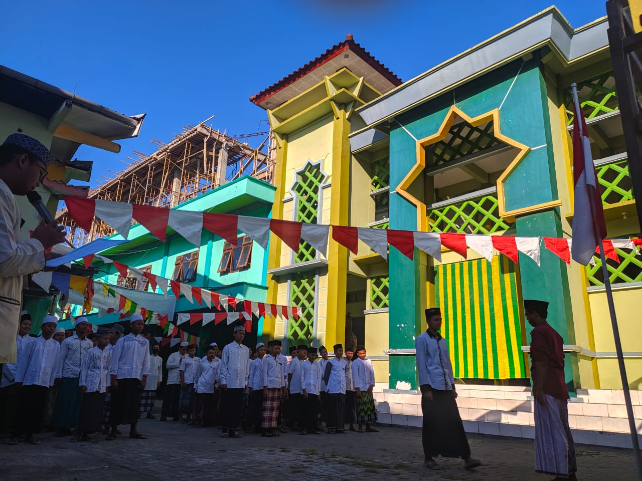Pakai Sarung, Upacara HUT RI ke-75 Ala Santri Pesantren Qomaruddin Gresik