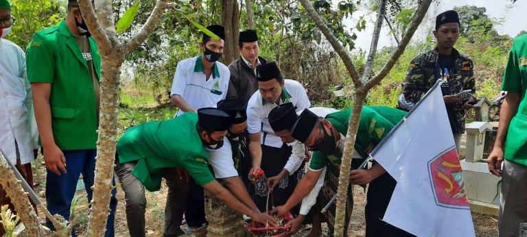 Napak Tilas Kemerdekaan ke-75, PAC Ansor Bungah Tabur Bunga dan Pasang Bendera di Makam Pahlawan