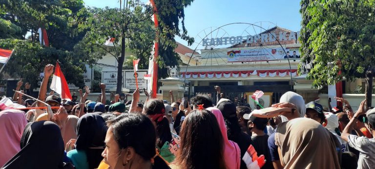 Debu Perusahaan Bongkar Muat Batubara Ancam Pernafasan Anak, Warga Datangi Kantor DPRD Gresik Tuntut Relokasi