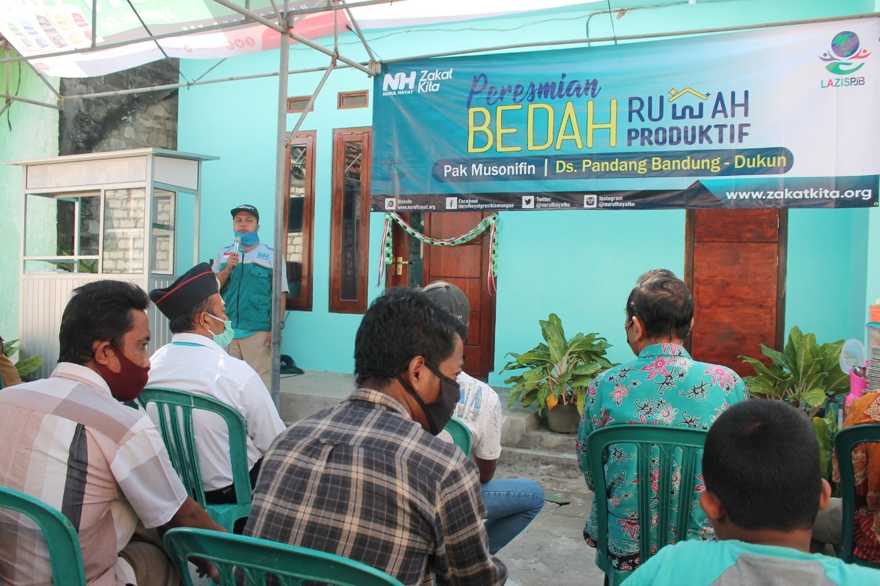 Rumah Tak Layak Huni Warga Miskin di Gresik Terima Bantuan