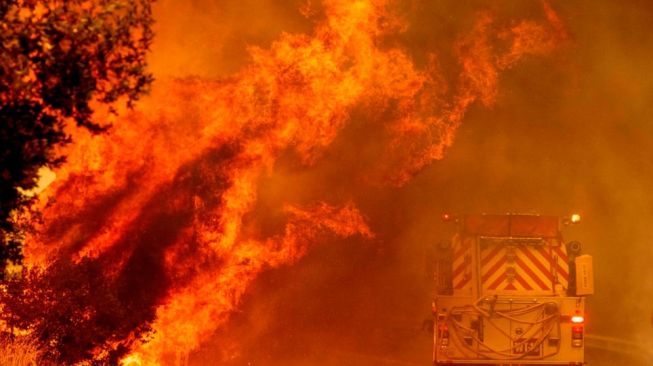 California Dikepung Kebakaran Hutan