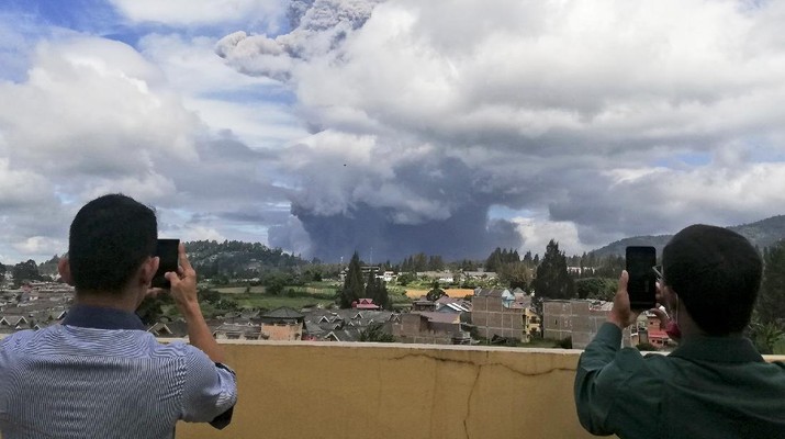 Gunung Sinabung Kembali Erupsi Minggu Pagi, Status Siaga