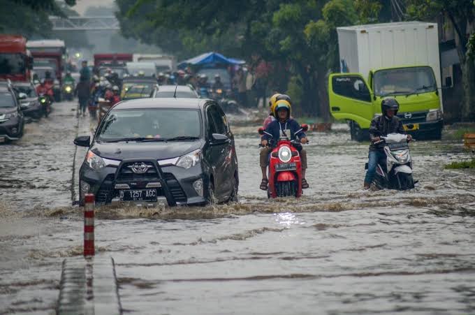 Banjir Genangi 3 RT dan 6 Ruas Jalan di Jakarta