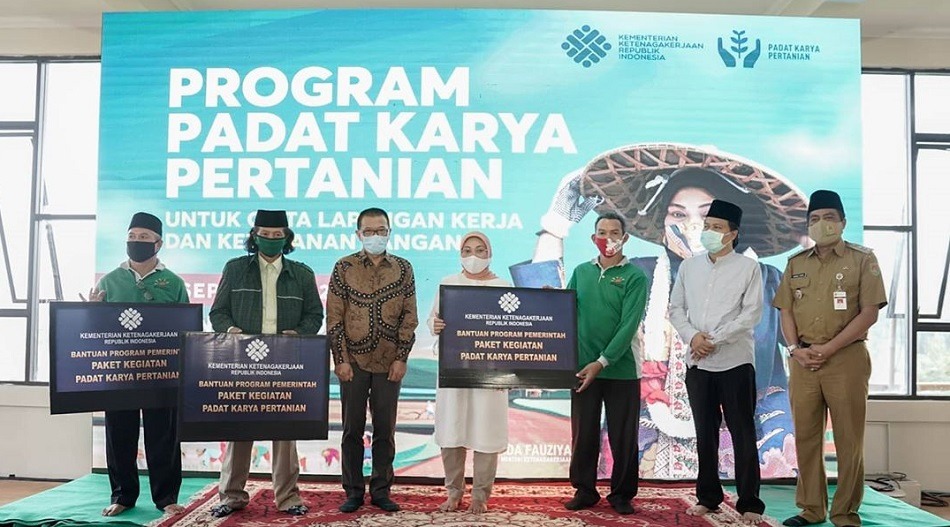 Menaker Ida Fauziyah Serahkan Bantuan Padat Karya