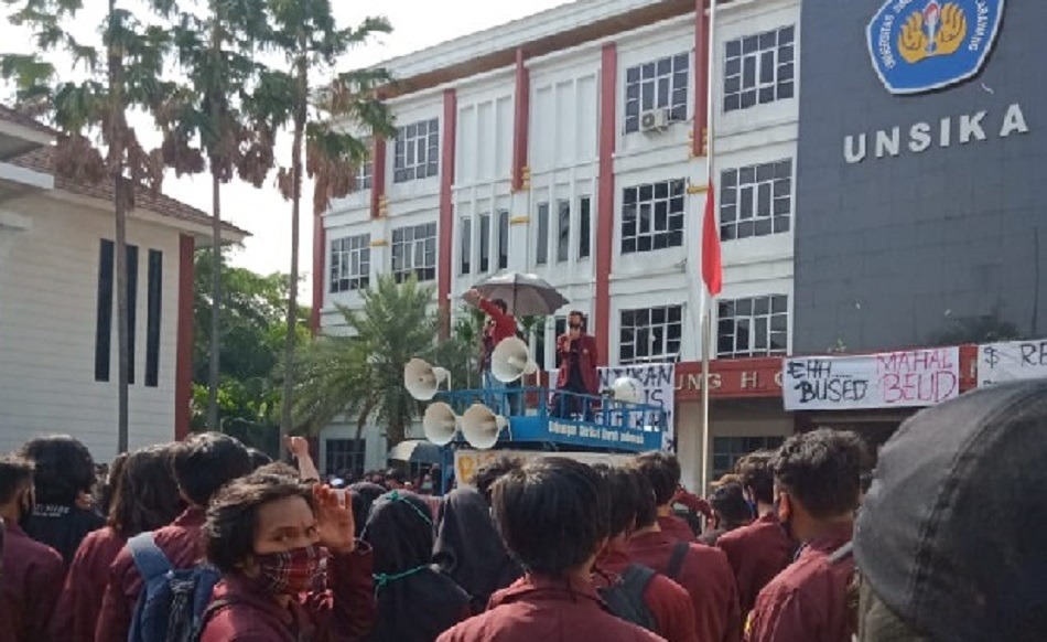 Mahasiswa Unsika Demo Tuntut Keringanan Uang Kuliah