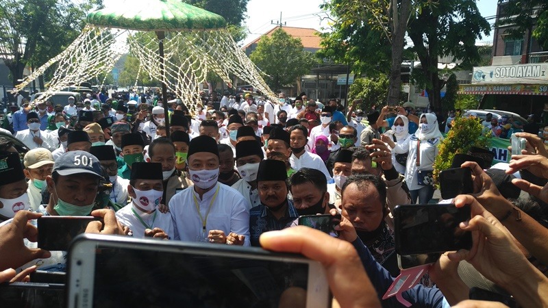 Dikawal Kader dan Simpatisan, Pasangan Qosim-Alif Resmi Mendaftar ke KPU Gresik