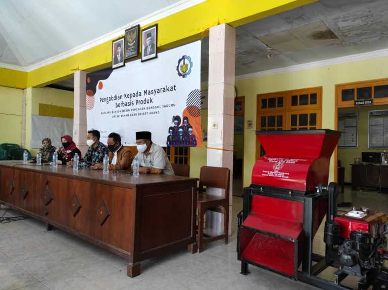 Mahasiswa Teknik Mesin UQ dan ITS Bantu Petani di Gresik Alat Pencacah Jagung