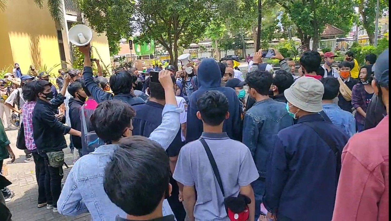 Tuntut Cabut SK DPI, Aksi Mahasiswa UIN Sunan Kalijaga Ricuh