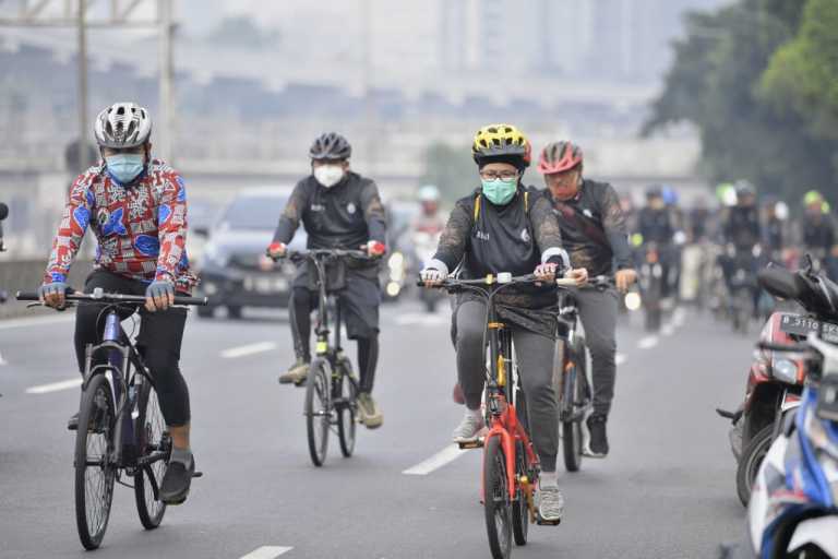 Sambut Hari Batik Nasional, Kemendes Gowes Berbatik