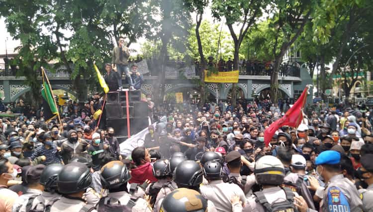 Tolak Pengesahan UU Omnibus Law, Aksi Aliansi Mahasiswa di Gresik Diwarnai Bakar Ban dan Lempar Botol