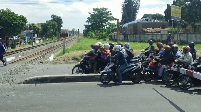 Terobos Perlintasan Kereta Terancam Denda Hingga Pidana Kurungan