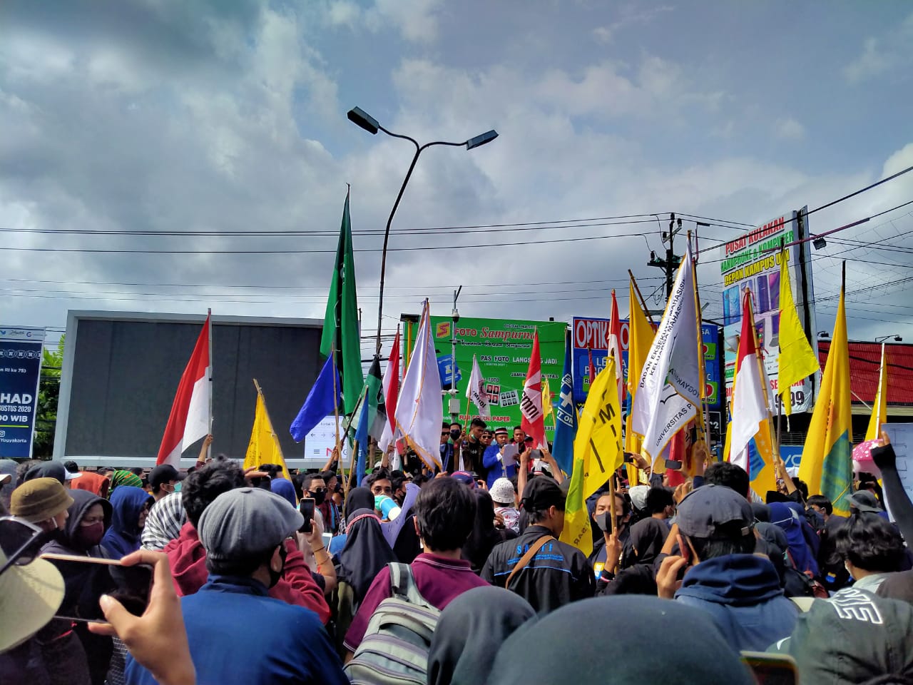 Aksi Tolak Omnibus Law oleh Cipayung Plus dan BEM Nusantara DIY Berjalan Damai