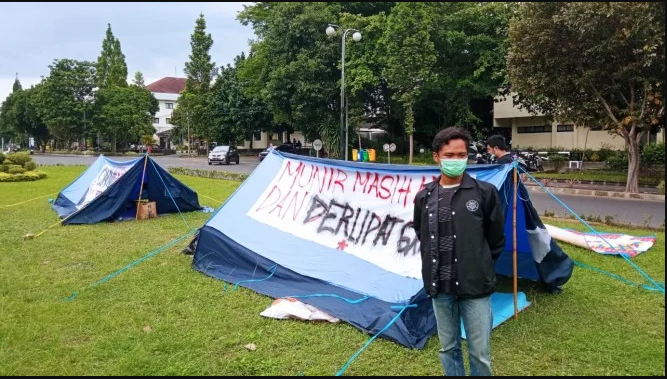 Lawan Himbauan Rektor untuk Tidak Demo, Mahasiswa UGM Berkemah di Kampus