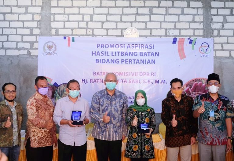 Ratna Juwita Serahkan Bantuan Produk Diseminasi Unggulan kepada Masyarakat Tuban