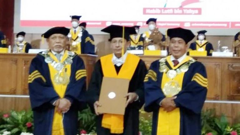 Unnes Anugerahkan Gelar Doktor Honoris Causa pada Habib Luthfi