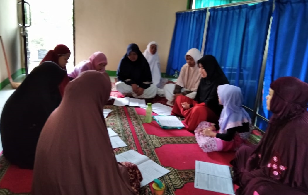 KKN UIN Walisongo Semarang Dampingi Ibu-ibu Belajar Al-Quran