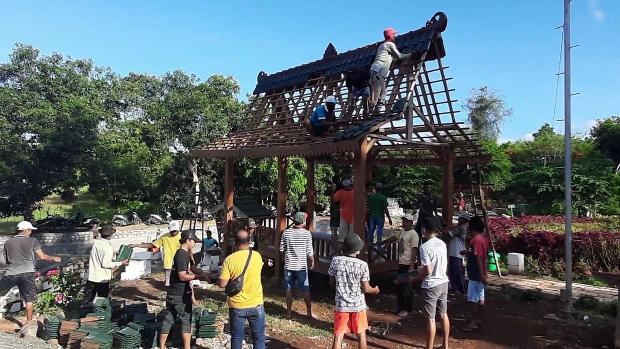 Gugur Gunung, Tradisi Warga Gosari Angkat Gazebo Seberat 10 Ton