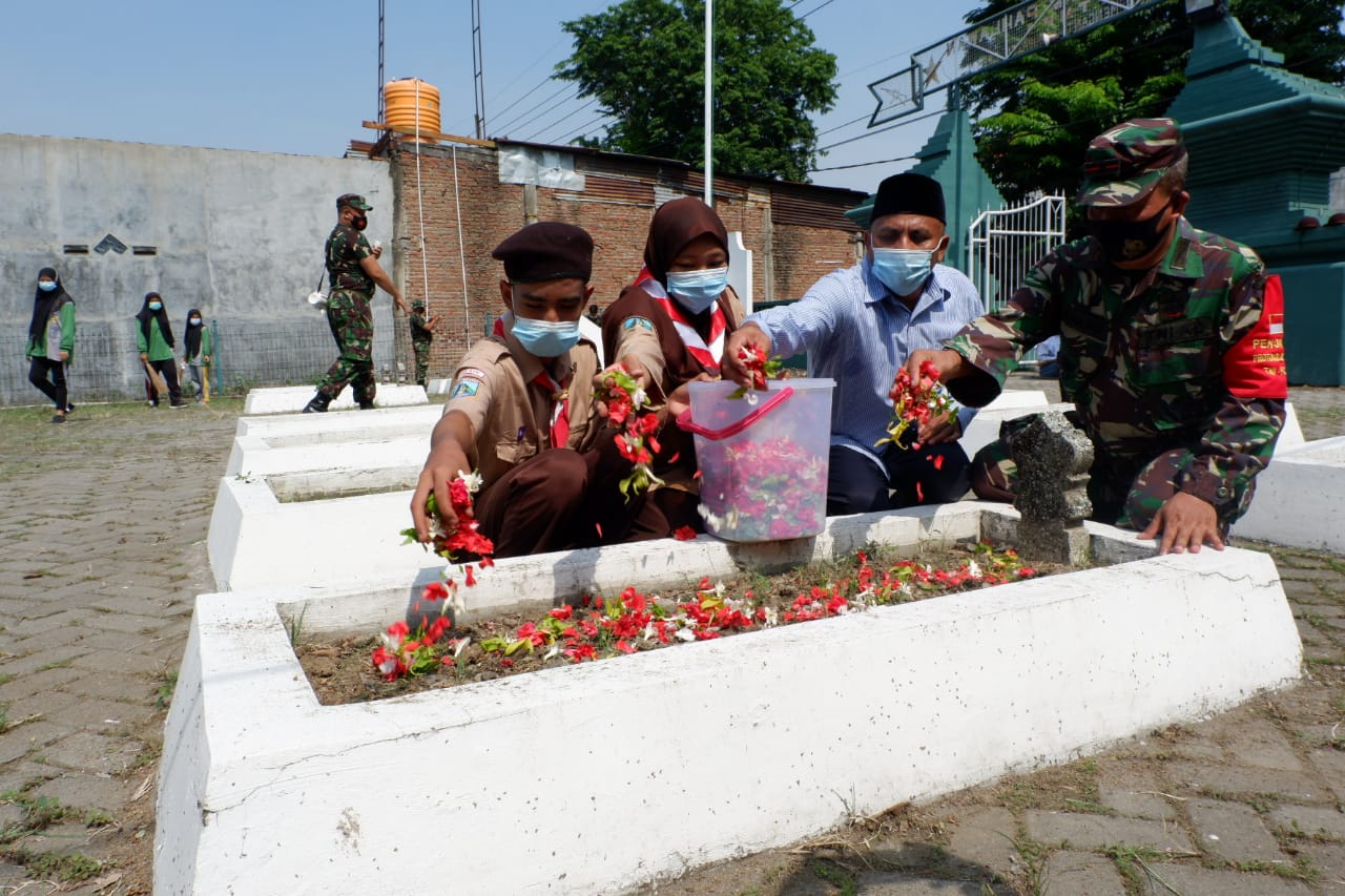 Tabur Bunga di Hari Pahlawan, SMK Sunan Giri Menganti Ajak Siswa-Siswi Teladani Kepemimpinan Pejuang