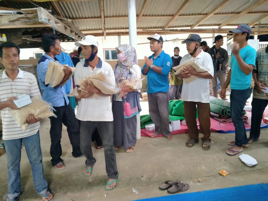 Jelang Masa Tanam, Musa Bagikan Bibit Padi untuk Ribuan Petani Pulau Bawean Gresik