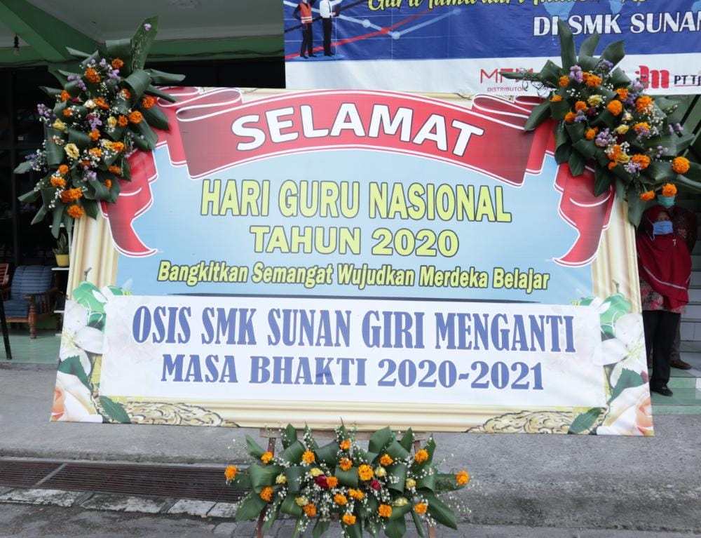 Hari Guru Nasional, Siswa SMK Sunan Giri Menganti Gresik Beri Kado Istimewa untuk Dewan Guru