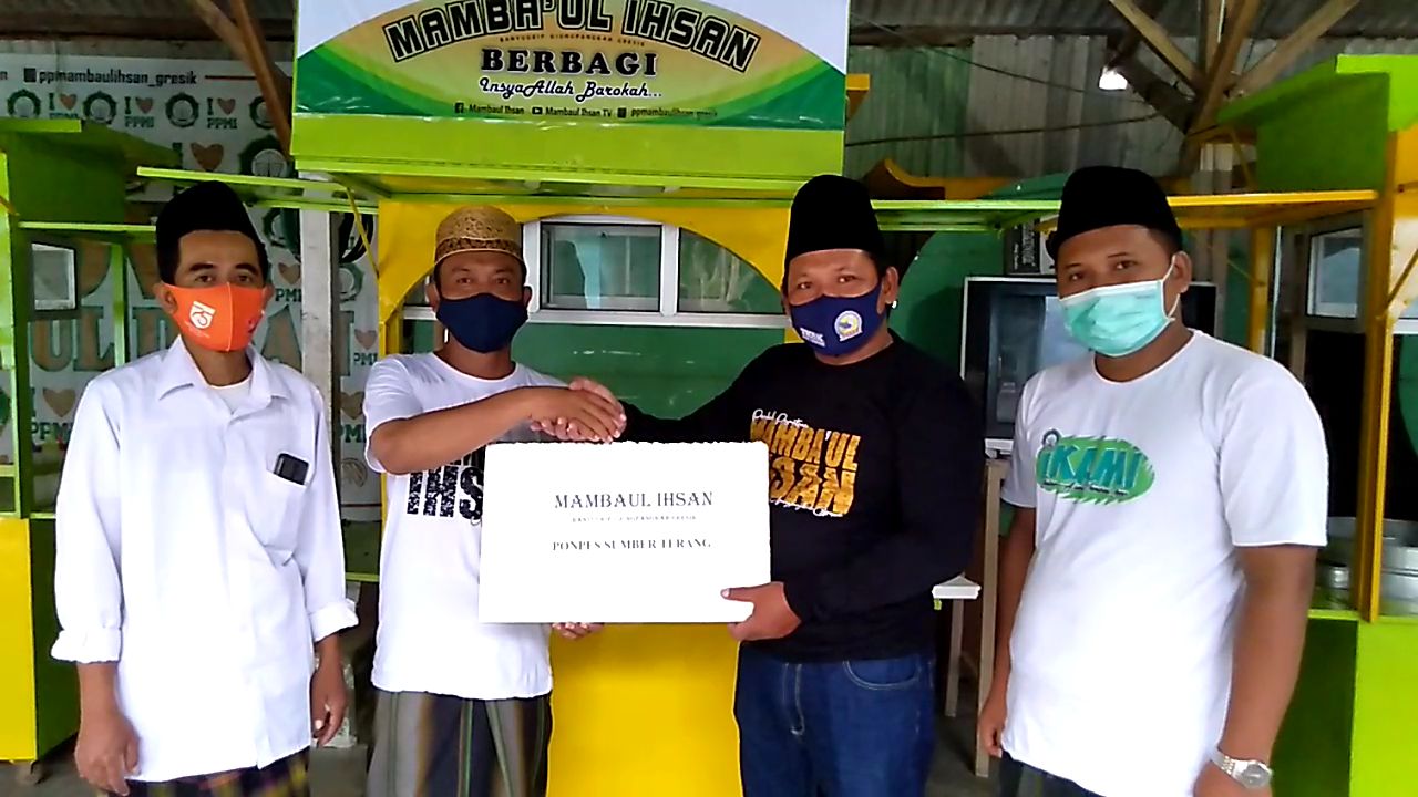 Peduli UMKM, Pesantren di Gresik Bantu Rombong Usaha Para Pegiat Sosial