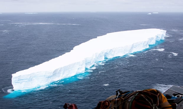 Gunung Es Besar Antartika Terpecah Menjadi Dua