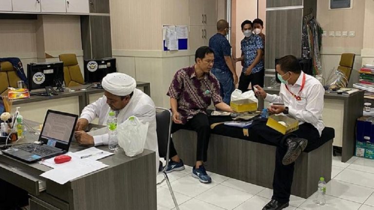 Makanan yang Dibawa Keluarga untuk Rizieq Diperiksa oleh Polisi