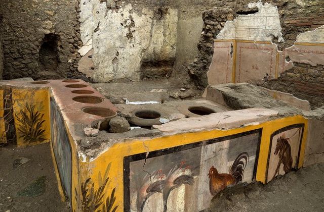 Arkeolog Temukan Termopolium, Sebuah Café Zaman Romawi Kuno di Pompeii