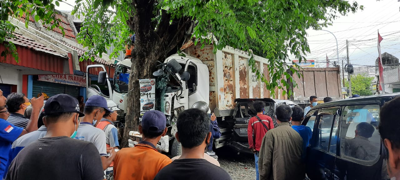 Diduga Rem Blong, Dump Truk PT HSS Gasak 5 Mobil dan 4 Motor di Pasar Legi Bungah Gresik