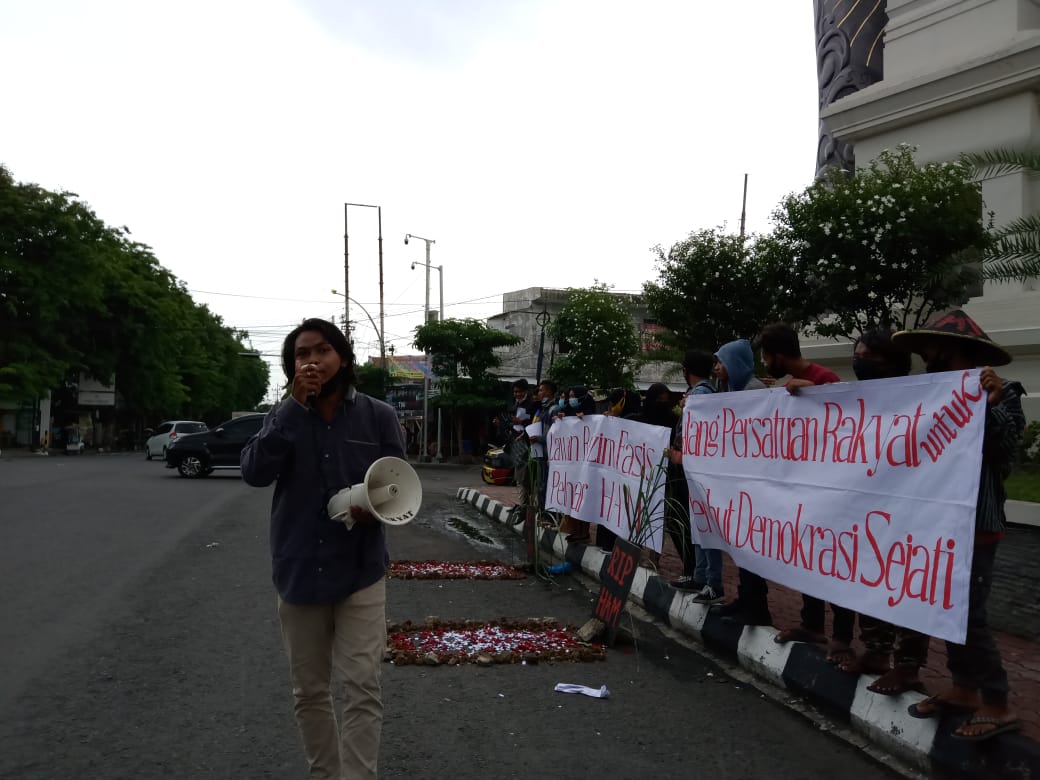 Hari HAM Sedunia, Aktivis Mahasiswa di Gresik Gelar Aksi Tabur Bunga