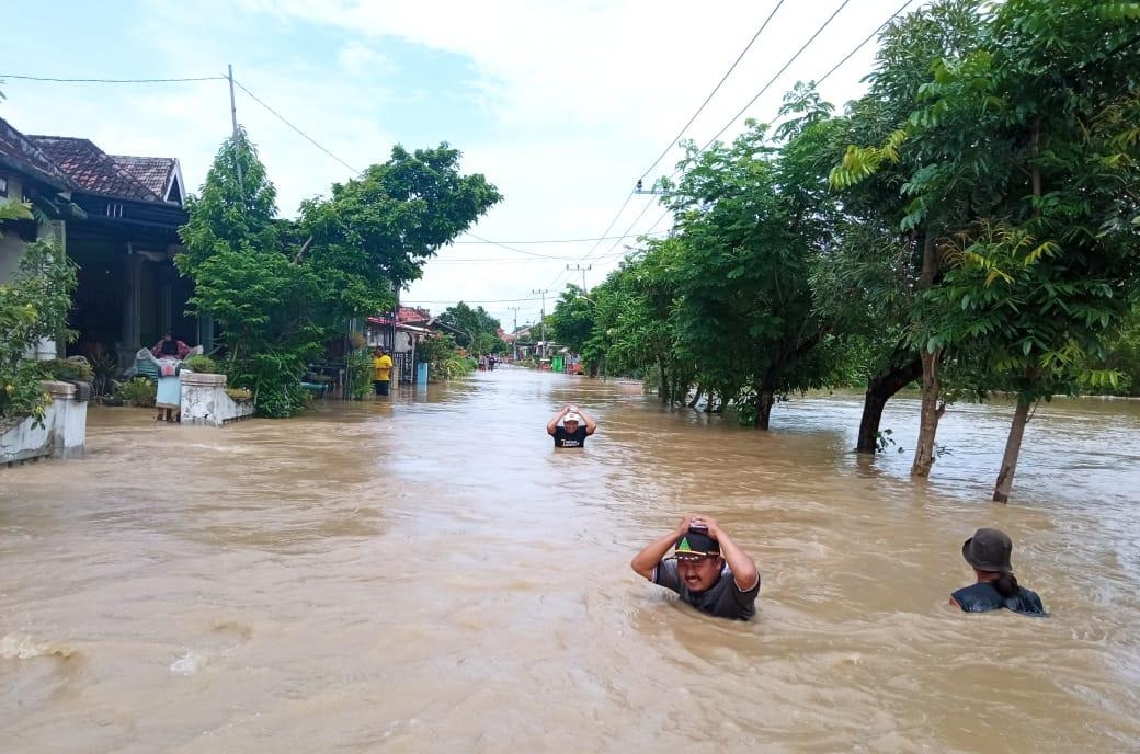 Dua Bocah Terseret Arus Banjir Luapan Kali Lamong, Satu Orang Hilang