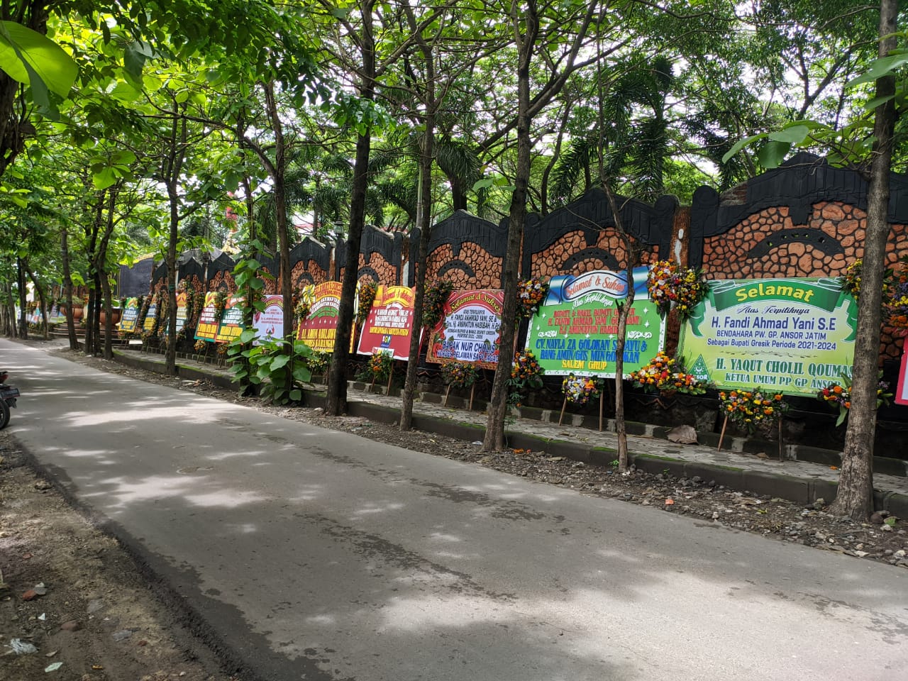 Rumah Gus Yani-Bu Min Dibanjiri Karangan Bunga Ucapan Selamat, dari Petinggi Partai Hingga Warga