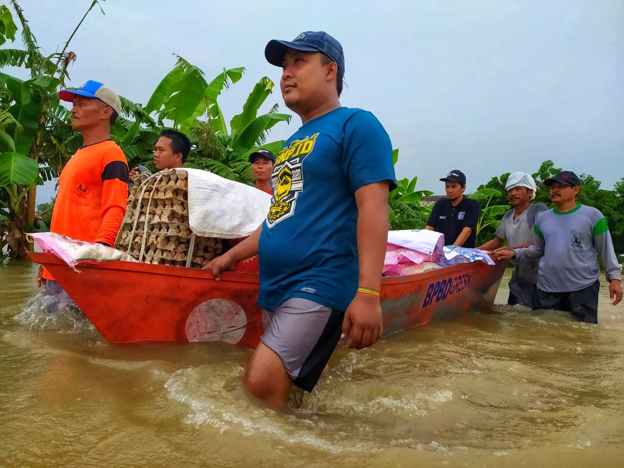 NH Zakatkita Dirikan Dapur Umum untuk Korban Banjir Luapan Kali Lamong