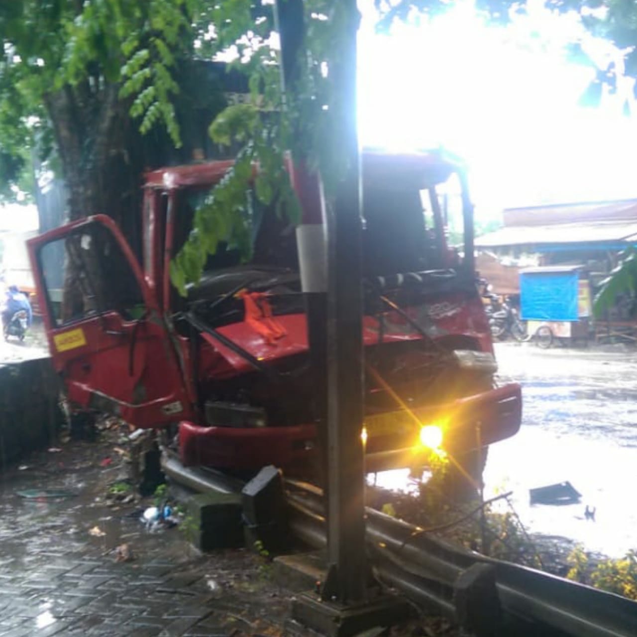 Truk Kontainer Bermuatan Pupuk Dolomit Oleng, Tabrak Pohon di Bungah Gresik