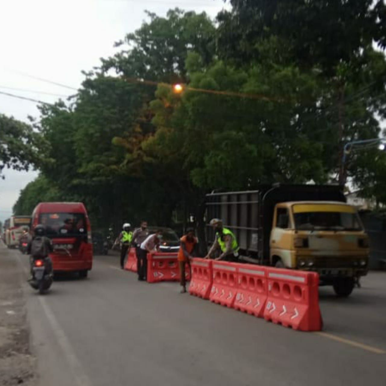 Kendaraan Padat, Jalan Raya Manyar Gresik Kerap Macet