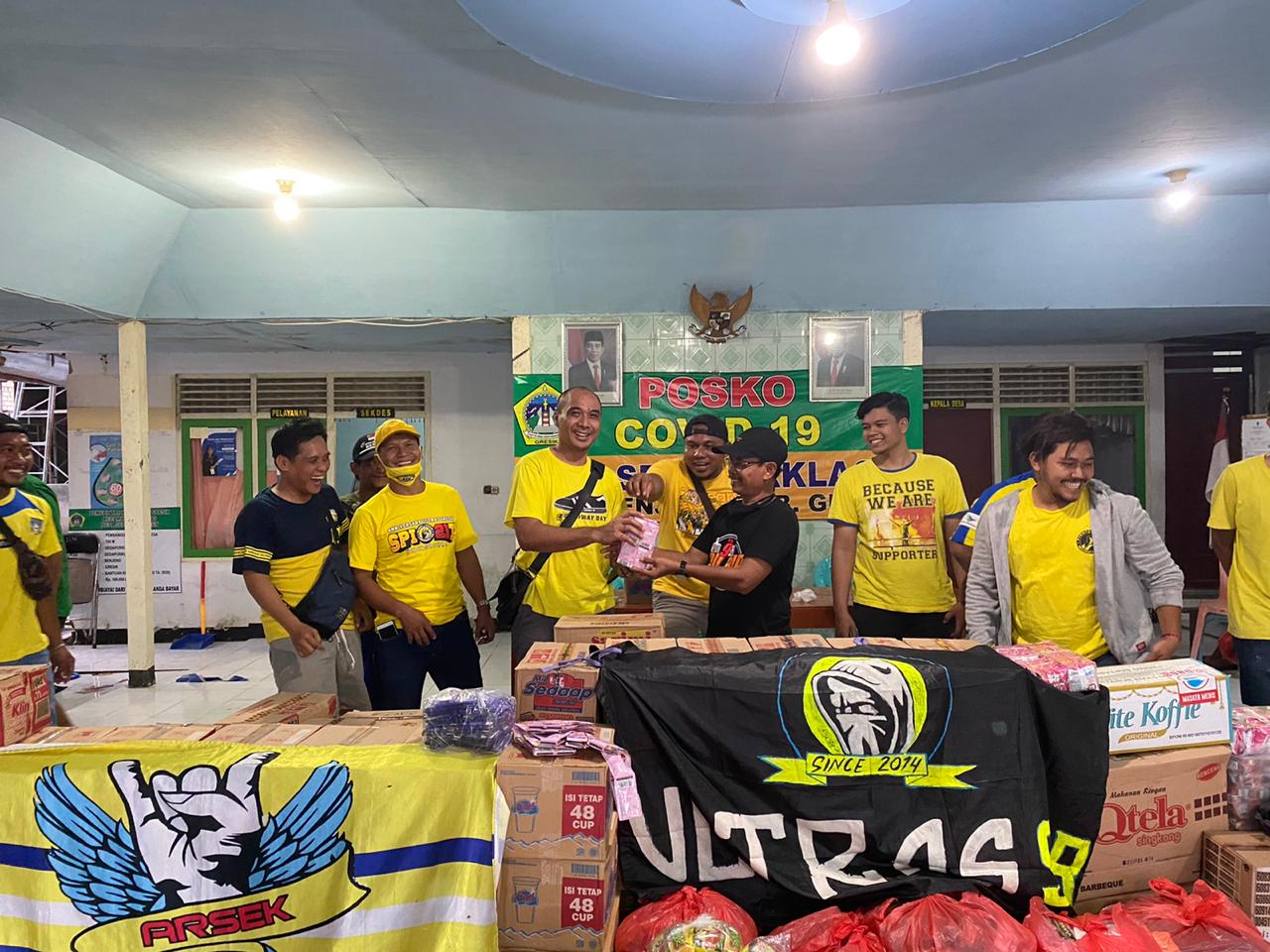 Galang Dana, Suporter Ultras Gresik Bantu Korban Banjir Kali Lamong
