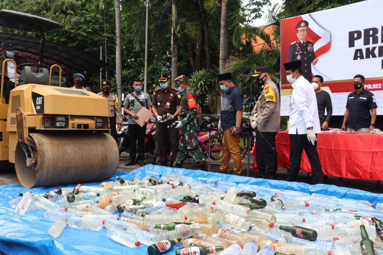 Jelang Tahun Baru 2021, Polres Gresik Bersama Forkopimda Musnahkan Ribuan Miras dan Knalpot Brong