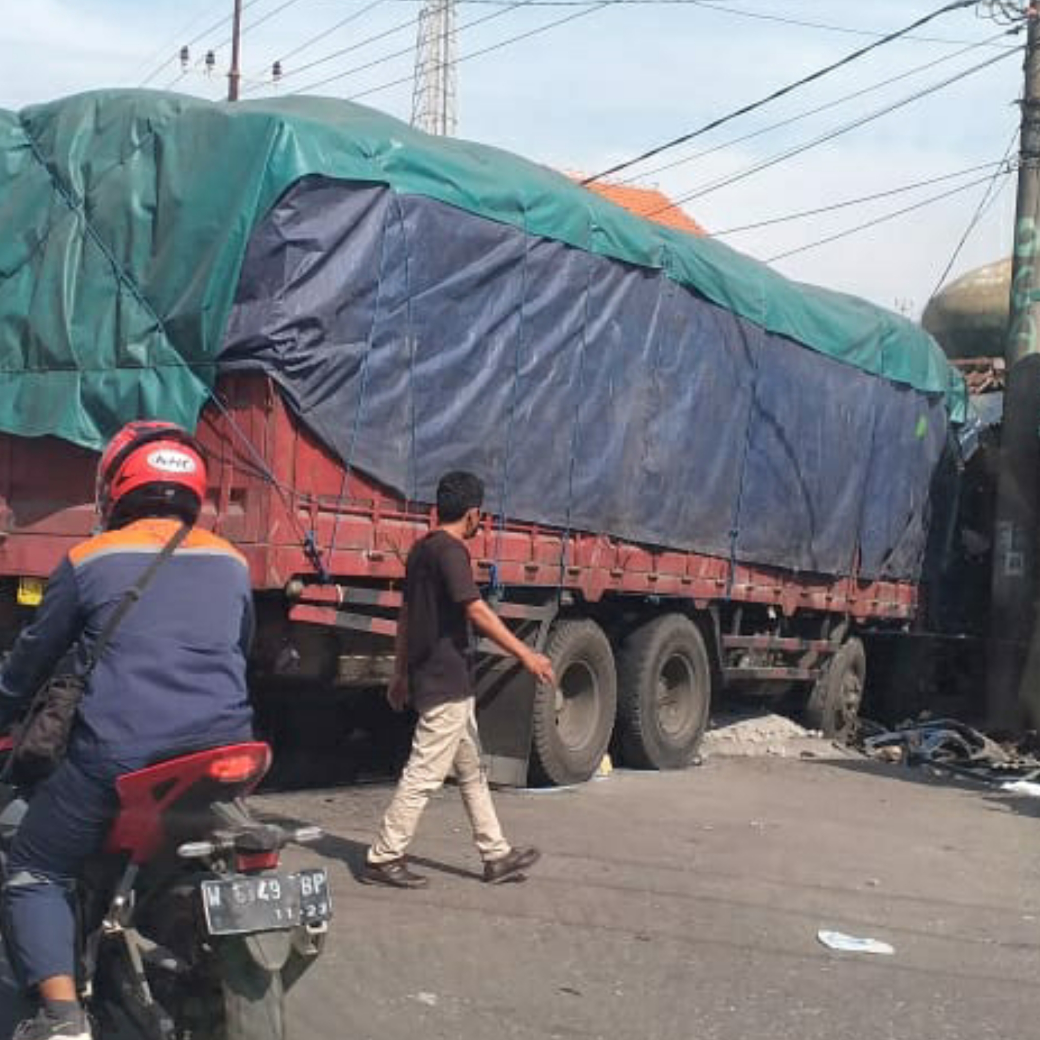 Rem Blong, Truk Tronton Tabrak Bengkel hingga Rumah Warga