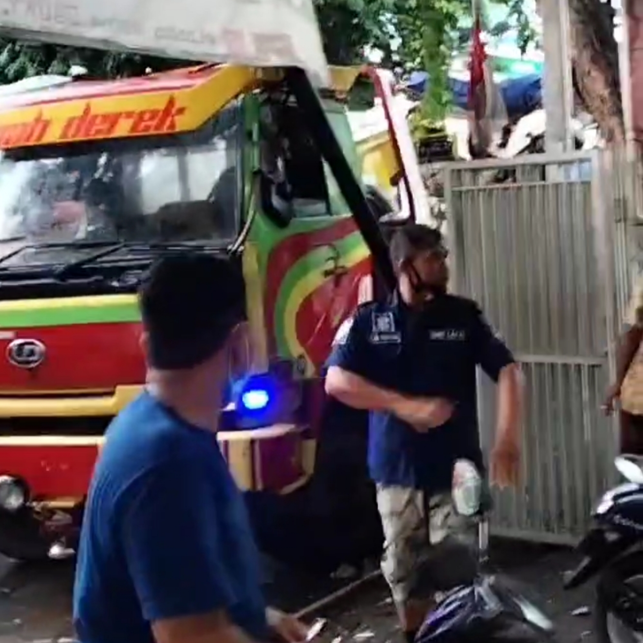 Muatan Tak Dibongkar, Mobil Derek Pengangkut Dump Truk Sasak Mobil, Rambu Lalu Lintas dan Tiang Telkom