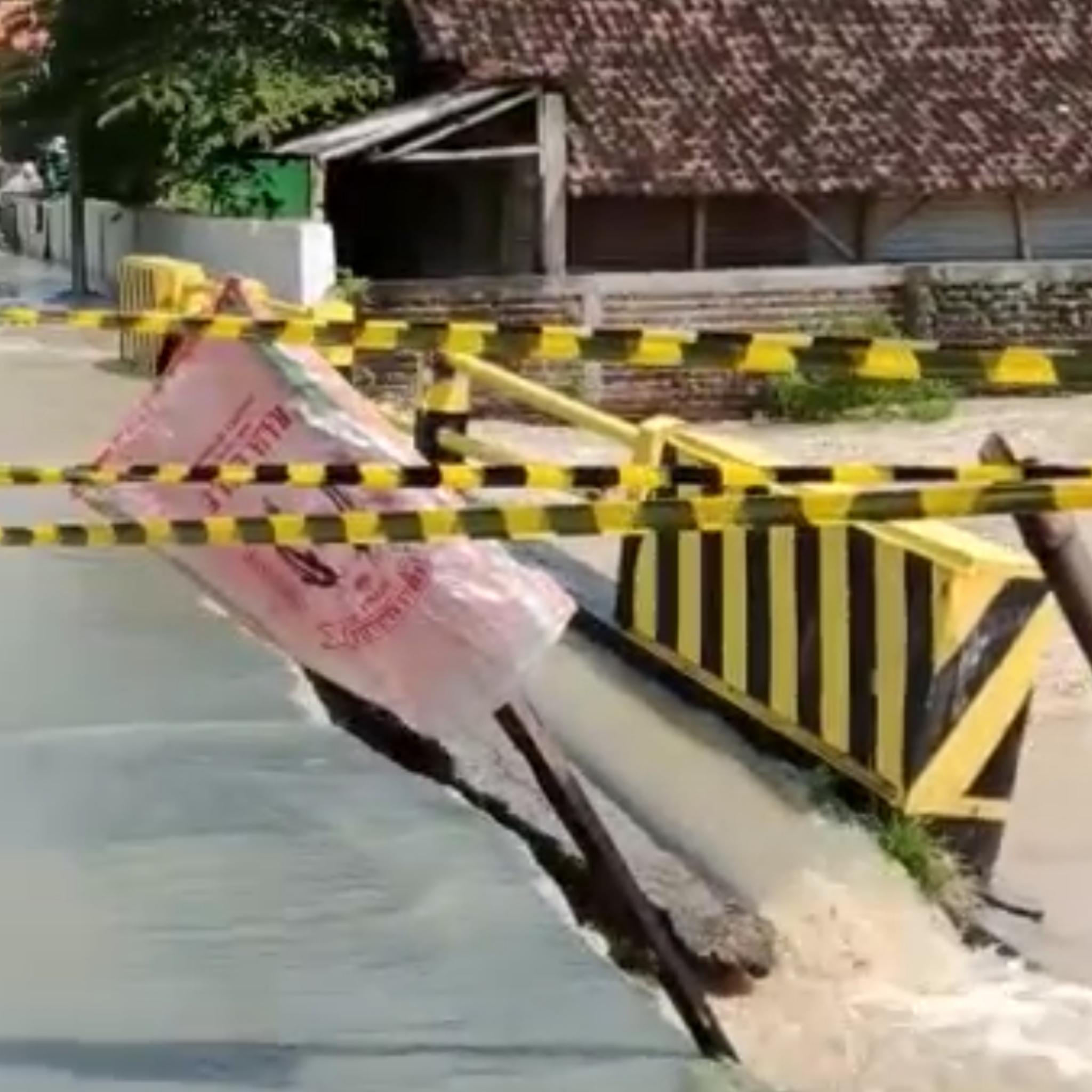 Tergerus Banjir Kali Lamong, Jembatan Klampok Benjeng Ambrol