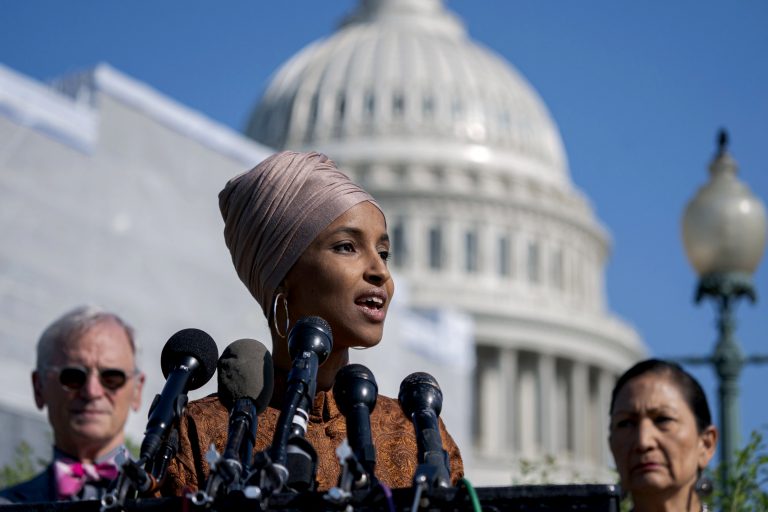 Ilhan Omar Susun Artikel Pemakzulan Donald Trump